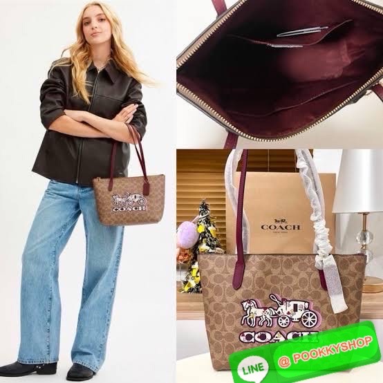 Coach Tote CX587 รุ่นม้าแคร่ Signature Patchwork แดงเบอร์กันดีสุดหรู ✨ รุ่นขายดี ลาย Signature Canvas พร้อมโลโก้ลายรถม้าเพิ่มลูกเล่นเด่นไม่เหมือนใคร 💼 ขนาดกำลังดี น้ำหนักเบา หิ้วไปทำงานหรือใส่ของรายวันก็เก๋