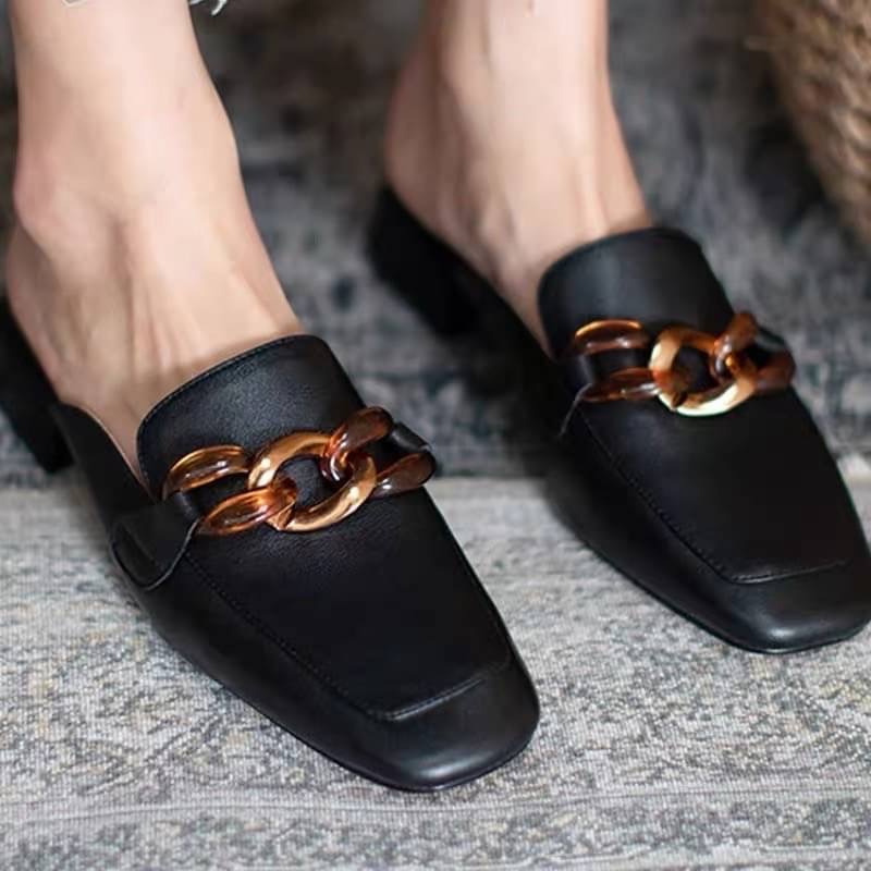 𝙉𝙀𝙒 𝙉𝙀𝙒 ‼️ รองเท้าสไตล์เกาหลีเกาใจมาแล้วทรงนี้เป็นทรงที่ทุกคนต้องมี คลาสสิครุ่นนี้น่ารักมาก ทรงหัวตัดมีความโซ่อะไหล่ทองคาดส้นไม่สูงพื้นนิ่มใส่สบายคู่นี้แมทช์กับเสื้อผ้าง่าย