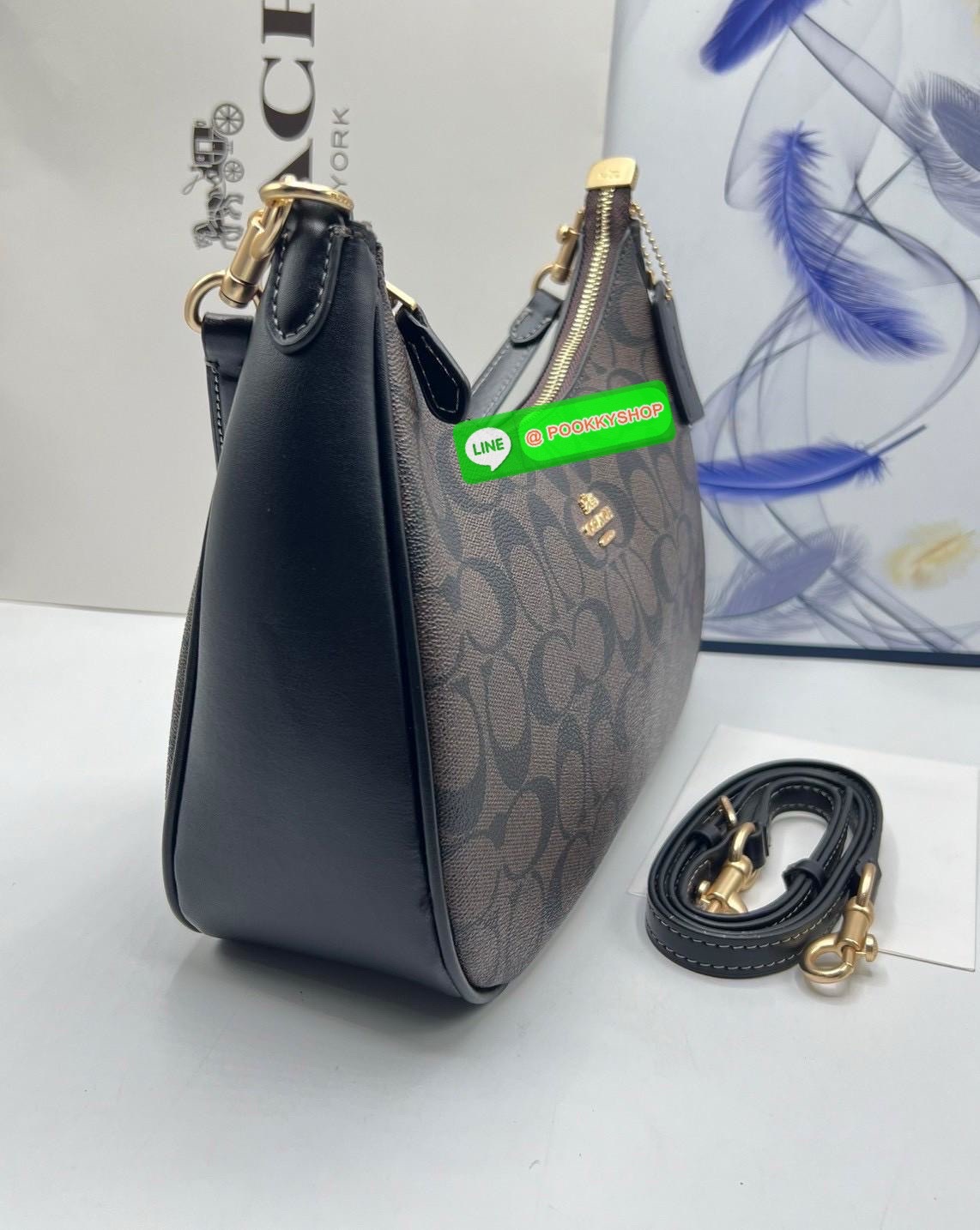 Coach Teri Hobo In Signature Canvas กระเป๋าคล้องไหล่และสะพายข้าง วัสดุแคนวาส+หนังแท้ เปิด-ปิดกระเป๋าแบบซิป ภายในโล่ง มีช่องซิป1ช่อง ช่องใส่ของจุกจิกอีก1ช่อง ด้านหลังมีช่องซิป1ช่อง มีสาย2เส้น สำหรับคล้องไหล่และสะพายข้าง