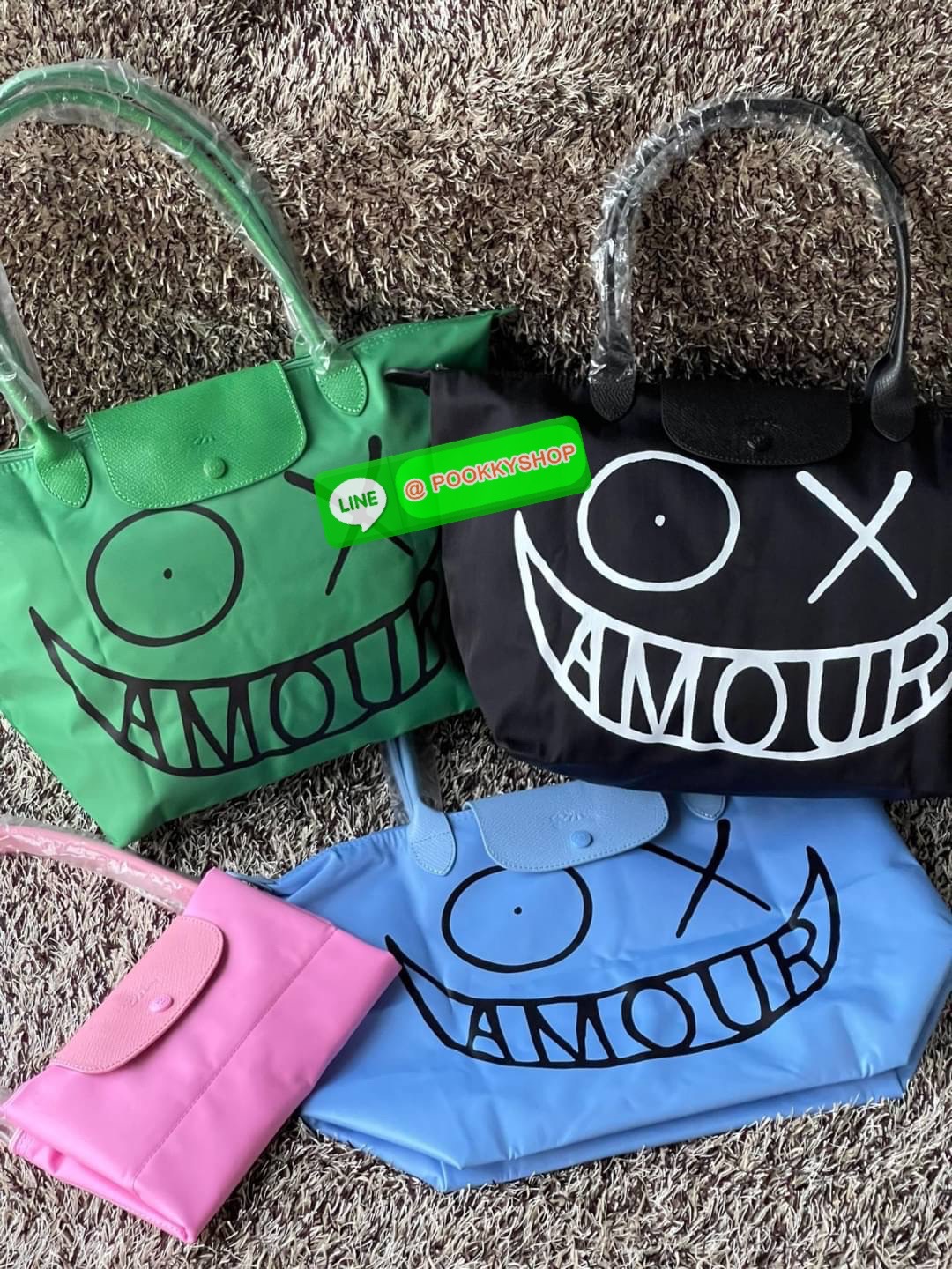 ð Longchamp x AndrÃĐ Le Pliage Large Shoulder Bag āļāļāļĨāđāļĨāļāļāļąāđāļāļŠāļļāļāļāļīāđāļĻāļĐāļāļēāļāļĨāļāļāļāļāļāļāđ âLongchamp & AndrÃĐâ āļāļĩāđāļĄāļĩāļĻāļīāļĨāļāļīāļāļāļĢāļēāļāļīāļāļĩāđāļāļ·āđāļāļāļąāļ āļāļąāļāđāļāļĢ āļāļēāđāļĢāļ§āļē (Mr. AndrÃĐ Saraiva) āđāļāđāļēāļāļāļāļāļēāđāļĢāļāđāļāļāļĢāđāļāļēāļĢāđāļāļđāļāļŠāļļāļāļĢāđāļēāđāļĢāļīāļāļāļĒāđāļēāļ âāļĄāļīāļŠāđāļāļāļĢāđāđāļ (Mr. A)â āļĄāļēāļĢāđāļ§āļĄāļāļāļāđāļāļāļāļĢāļ°āđāļāđāļēāļāļāļĨāđāļĨāļāļ