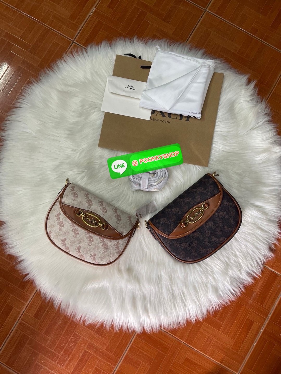 “Elegance in motion.” Coach CR512 Harley Crossbody – กระเป๋าสะพายข้างที่ผสานความหรูหราและความคลาสสิกได้อย่างลงตัว วัสดุคุณภาพเยี่ยม ผสมผสานระหว่างผ้าแคนวาสเคลือบลายซิกเนเจอร์และหนังเรียบ ลาย Horse and Carriage ที่ด้านหน้า เพิ่มความน่ารักและโดดเด่น เหมาะสำ