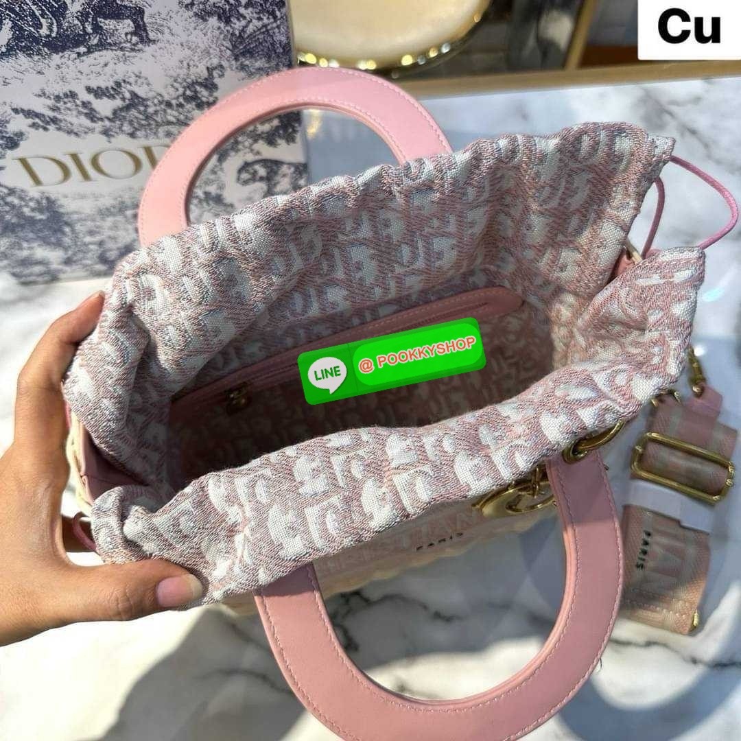 DIOR Lady Natural Wicker Bag กระเป๋าสะพายงานสาน พร้อมผ้าผูกด้านในสวยงามทรงเสน่ห์ จะถือหรือสะพายข้างด้วยสายสปอร์ตก็สวยเลิศ โดดเด่นกว่าใคร งานสวยเกินราคา คุ้มที่สุดในย่านนี้บอกเลย!!