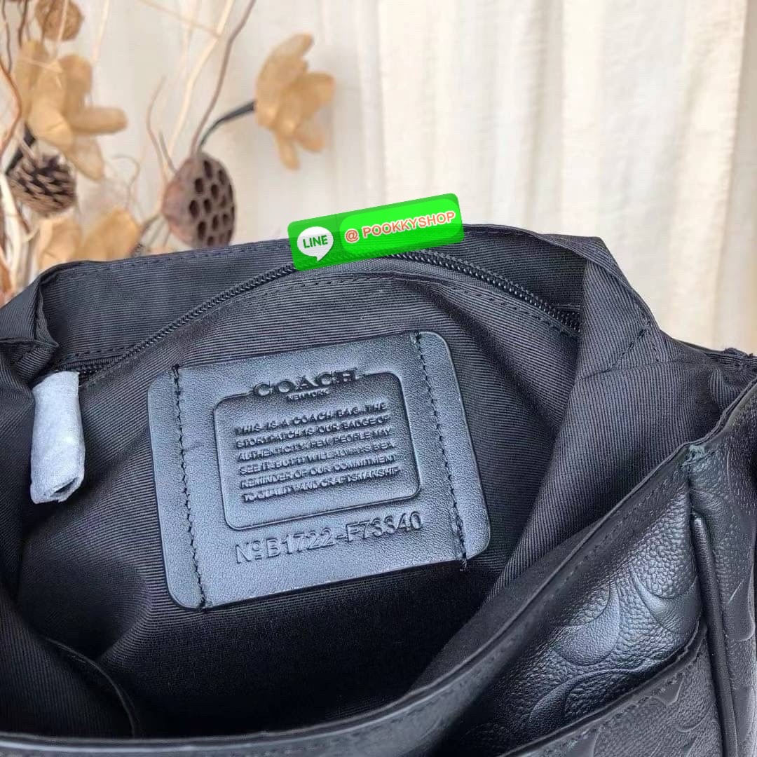 Coach F73339 F73340 – Hudson Crossbody Bag in Signature Embossed Leather “จะวันทำงานหรือวันสบาย ๆ แค่สะพายใบนี้…ก็เหมือนใส่ความเท่ติดตัวไว้แล้ว” Coach Hudson Crossbody F73340 กระเป๋าหนังแท้ลาย C ปั๊มลึก ทรงเหลี่ยมเรียบหรู โทนดำทั้งใบ เหมาะกับผู้ชายที่อยาก
