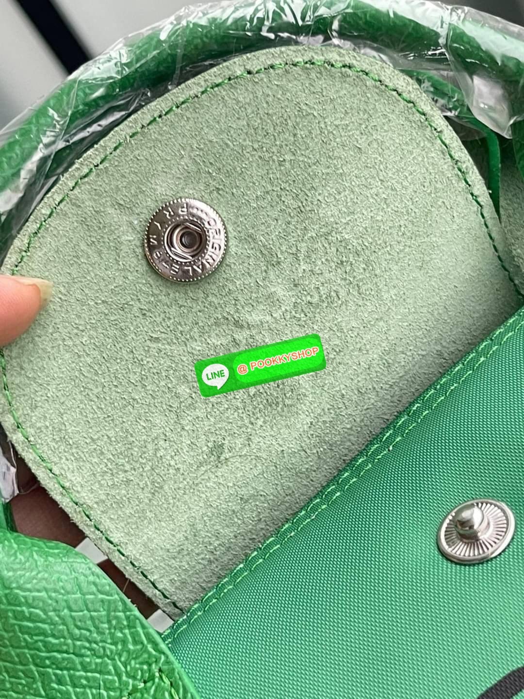 Longchamp x André XS Le Pliage Top Handle Bag พบกับคอลเลคชั่นสุดพิเศษจากลองฌองป์ ‘Longchamp & André’ ที่มีศิลปินกราฟิตี้ชื่อดัง อังเดร ซาไรวา (Mr. André Saraiva) เจ้าของคาเรคเตอร์การ์ตูนสุดร่าเริงอย่าง ‘มิสเตอร์เอ (Mr. A)’ มาร่วมออกแบบกระเป๋าคอลเลคชั่นพิเ