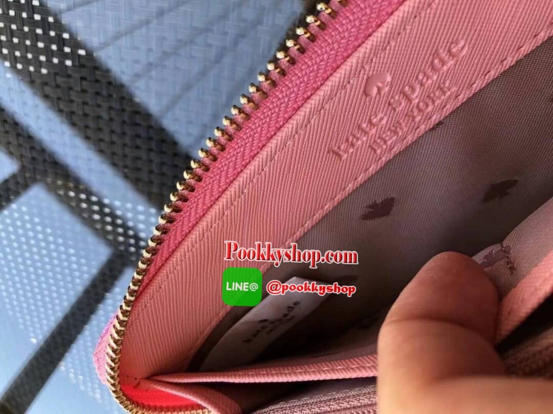 KATE SPADE JOELEY LONG WALLET กระเป๋าสตางค์ใบยาวรุ่นใหม่ล่าสุดหนัง Saffiano สไตล์ PRADA สวยน่าใช้ตัวเนื้อกระเป๋าตกแต่งด้วยกลิทเตอร์ทั้งใบ สวยหรู ภายในมีช่องซิป1ช่อง และช่องใส่บัตรหลายช่อง ใส่เหรียญ บัตรได้เยอะ ตัวจริงสวยน่าใช้มากค่ะ