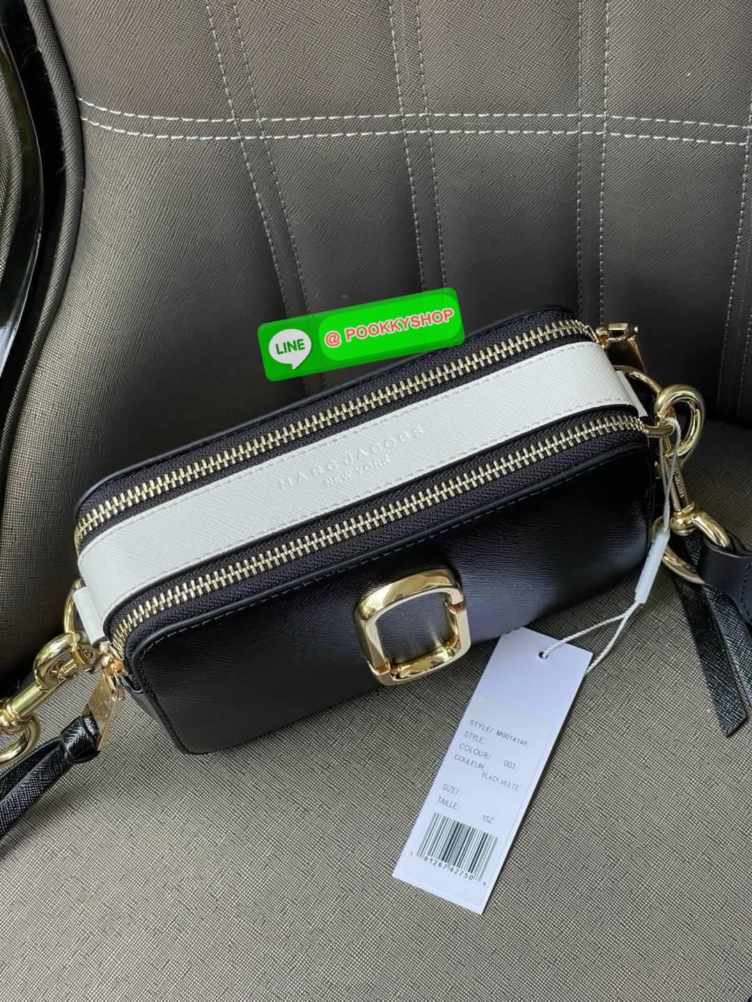 Marc Jacobs Snapshot Bag กระเป๋าแบรนด์ดังจากสัญชาติอเมริกัน นับได้ว่ารุ่นนี้เป็นรุ่นทรงฮิตของ marc jacobs เลยทีเดียว โดยด้านหน้ากระเป๋าจะเป็นโลโก้แบบโลหะที่เป็นสัญลักษณ์ของแบรนด์นี้ มาพร้อมสายสะพายที่จะสะพายยังไงก็ดูโดดเด่น เพราะขนาดใหญ่ที่สกรีนตัวอักษร m