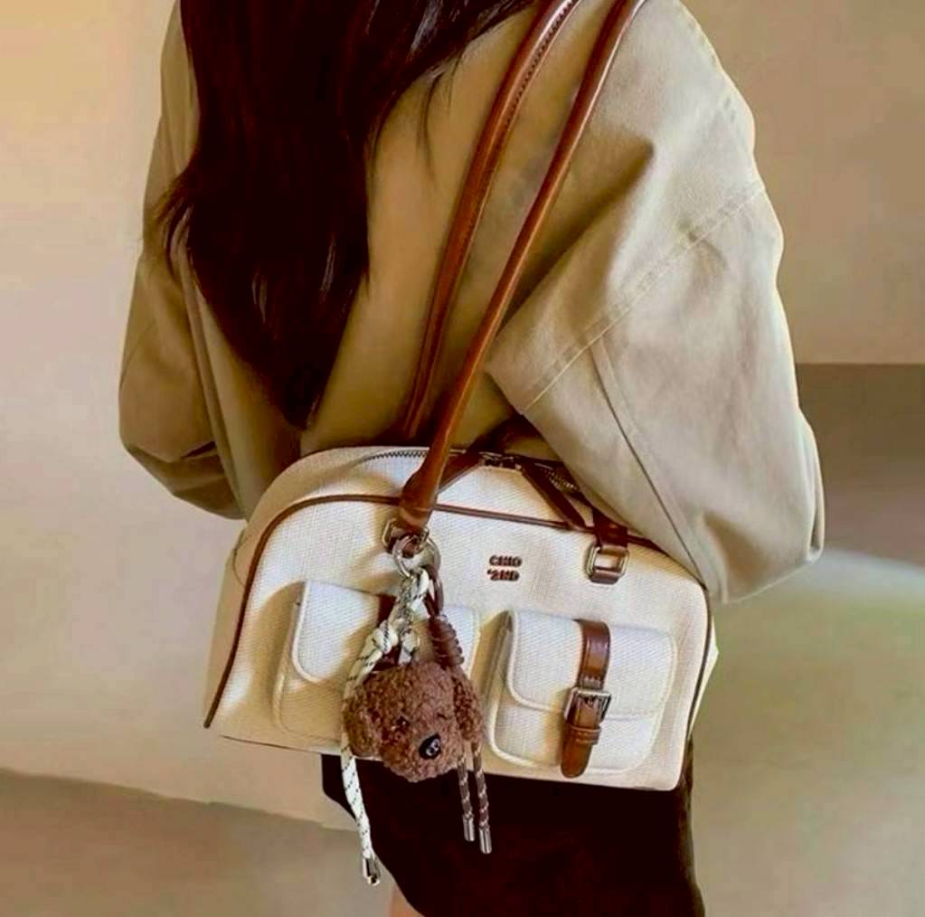 กระเป๋าสะพาย คล้องไหล่ คล้องแขน ทรง Chio2nd ดีไซน์สวยหรู โทนสีสวย กระเป๋าผ้าแคนวาสอย่างดี สายและก้นเป็นหนังสีน้ำตาล คู่สีนี้ใส่เข้าง่ายกับทุกลุค มาพร้อมพวงกุญแจ สุดน่ารัก น่าเลิฟ💓