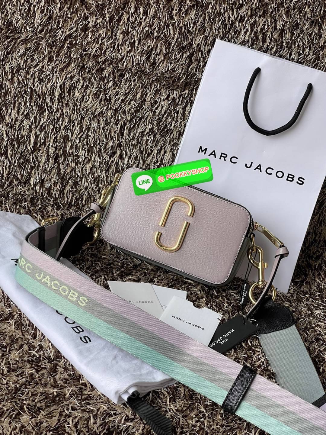 Marc Jacobs Snapshot Bag กระเป๋าแบรนด์ดังจากสัญชาติอเมริกัน นับได้ว่ารุ่นนี้เป็นรุ่นทรงฮิตของ marc jacobs เลยทีเดียว โดยด้านหน้ากระเป๋าจะเป็นโลโก้แบบโลหะที่เป็นสัญลักษณ์ของแบรนด์นี้ มาพร้อมสายสะพายที่จะสะพายยังไงก็ดูโดดเด่น เพราะขนาดใหญ่ที่สกรีนตัวอักษร m