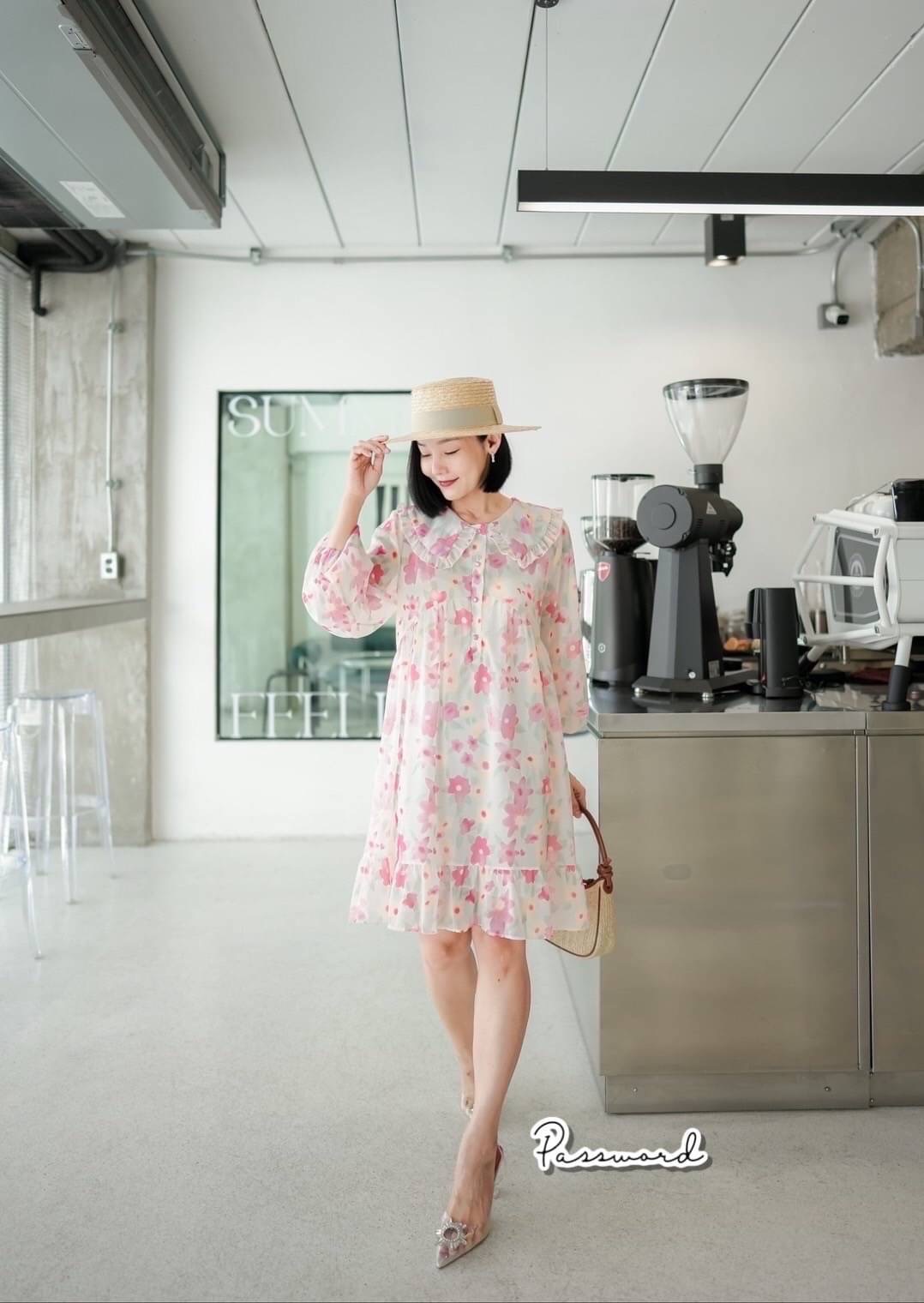 เดรสลายดอกไม้ ผาชีฟองนุ่มๆ คอปกระบาย ลายพาสเทลน่ารักมากค่า มีซับในนะคะ ใส่หน้าร้อนเย็นสบายชิล ๆ ค่ะ