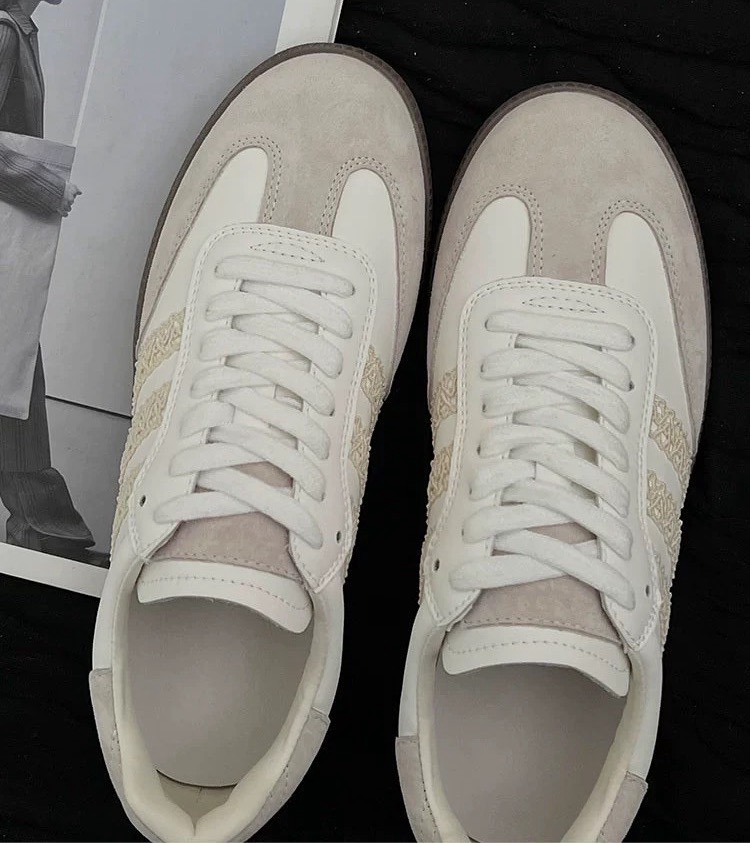 รองเท้าผ้าใบงานเกาหลี รุ่นนี้เป็นผ้าใบทรงที่ทุกคนต้องมี ด้ารข้างดีเทลเส้น สีละมุนมากใส่แล้ว สวยน่ารักมาก พื้นนิ่มใส่สบาย แมทช์กับชุดเริ่ดมาก ต้องมีแล้วน๊าา