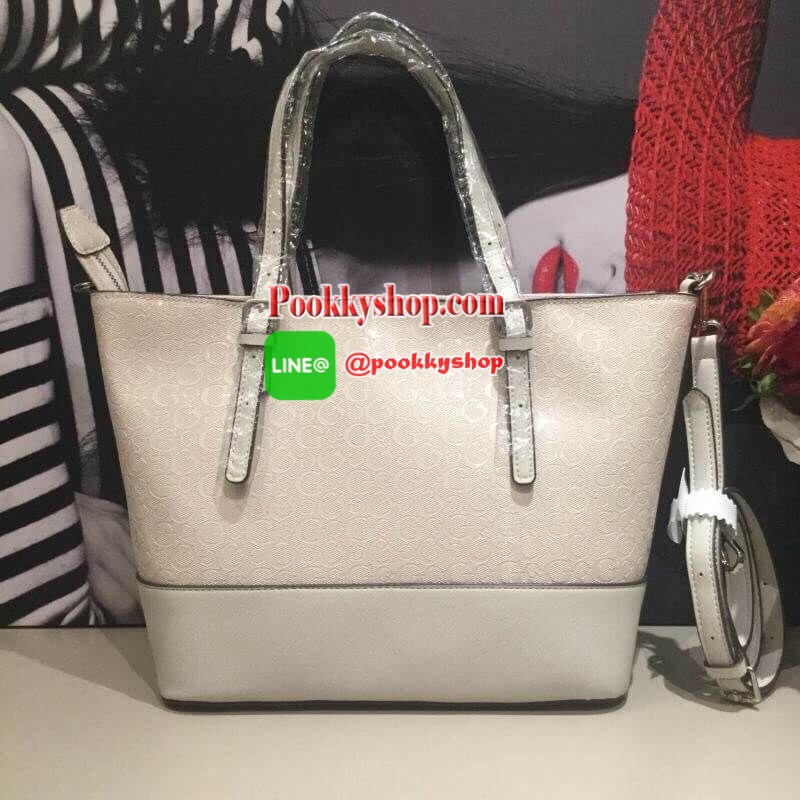 GUESS DELANEY TOTE BAG กระเป๋าทรง shopping วัสดุหนังแก้วเงาสวย น้ำหนักเบา ด้านหน้าประดับด้วยโลโก้แบรนด์สุดหรู เปิดปิดกระเป๋าด้วยซิปสะดวกใช้ ด้านในโล่งกว้าง มีช่องซิปและช่องเล็กสำหรับใส่ของ ซับในลายแบรนด์ รุ่นนี้มาพร้อมสายสะพายยาวปรับได้ ถอดได้ จะใช้แบบสะพ