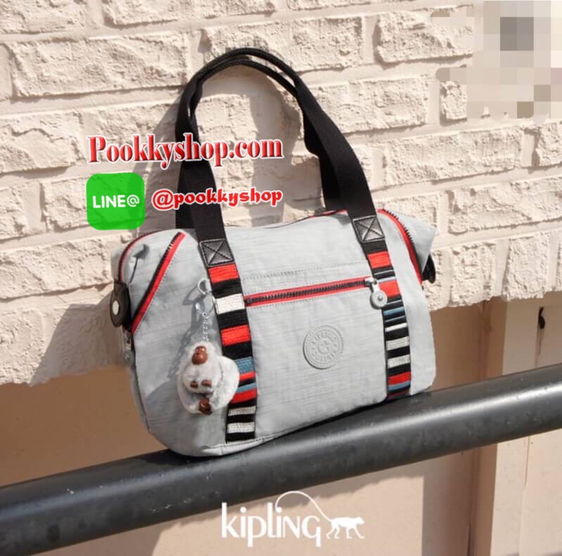 พร้อมส่ง NEW! KIPLING ART NYLON HANDBAG กระเป๋าถือหรือสะพายรุ่นแนะนำวัสดุ Nylon+Polyester100% น้ำหนักเบา โดดเด่นที่สามารถรูดซิปมุมกระเป๋าเปลี่ยนทรงได้ไม่จำเจ มีหูหิ้วสะพายไหล่เเละสายยาว crossbody เลื่อนปรับระดับได้ มือจับหูหิ้วเป็นหนังปั้มโลโก้ เปิดปิดด้ว