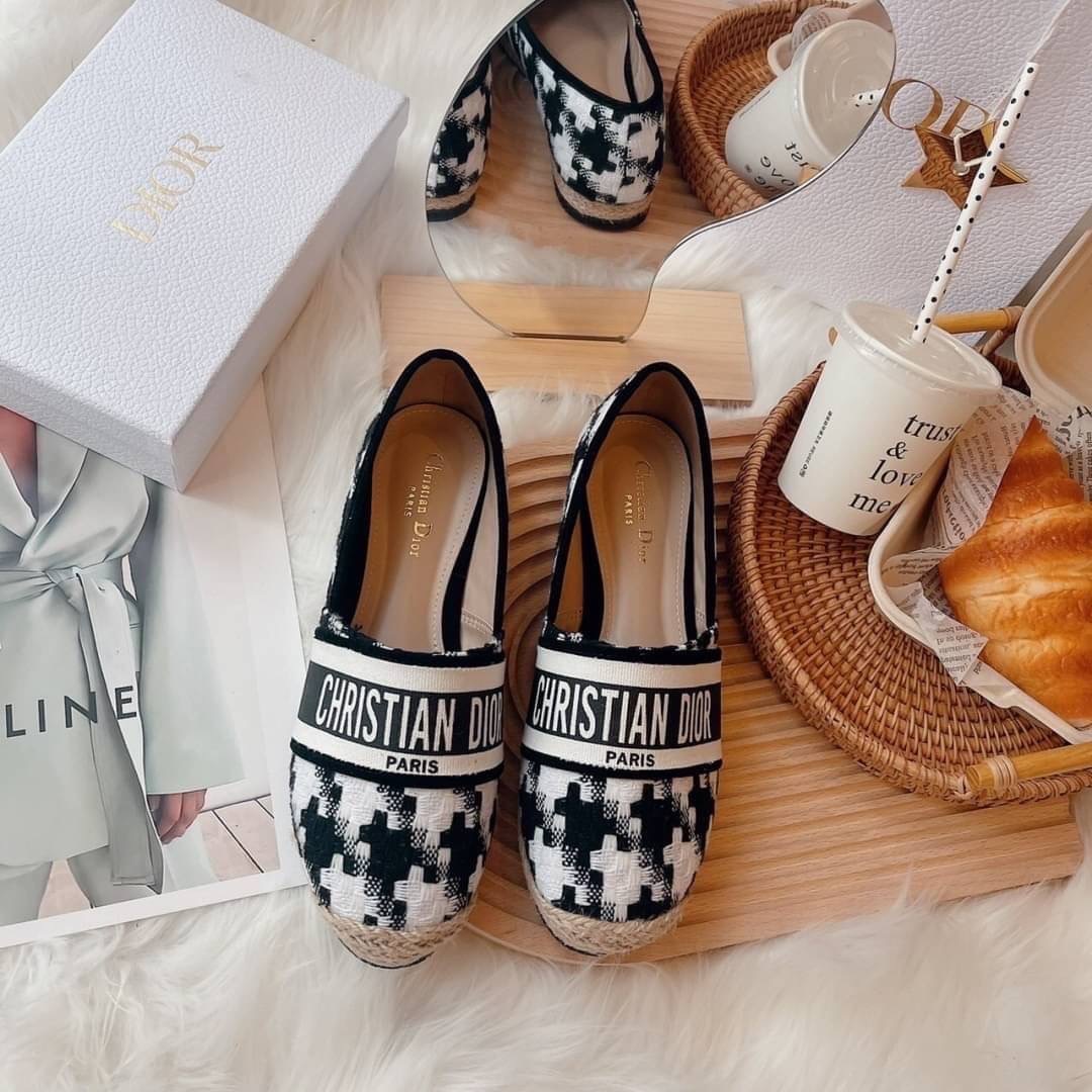 งานเข้าใหม่ พร้อมส่ง แบบใหม่ เพิ่งเข้า สลิปออนงานปอ Dior ลายใหม่ ชิโนริ ลายผ้าน่ารักมาก งานดี ปั้มแบรนด์