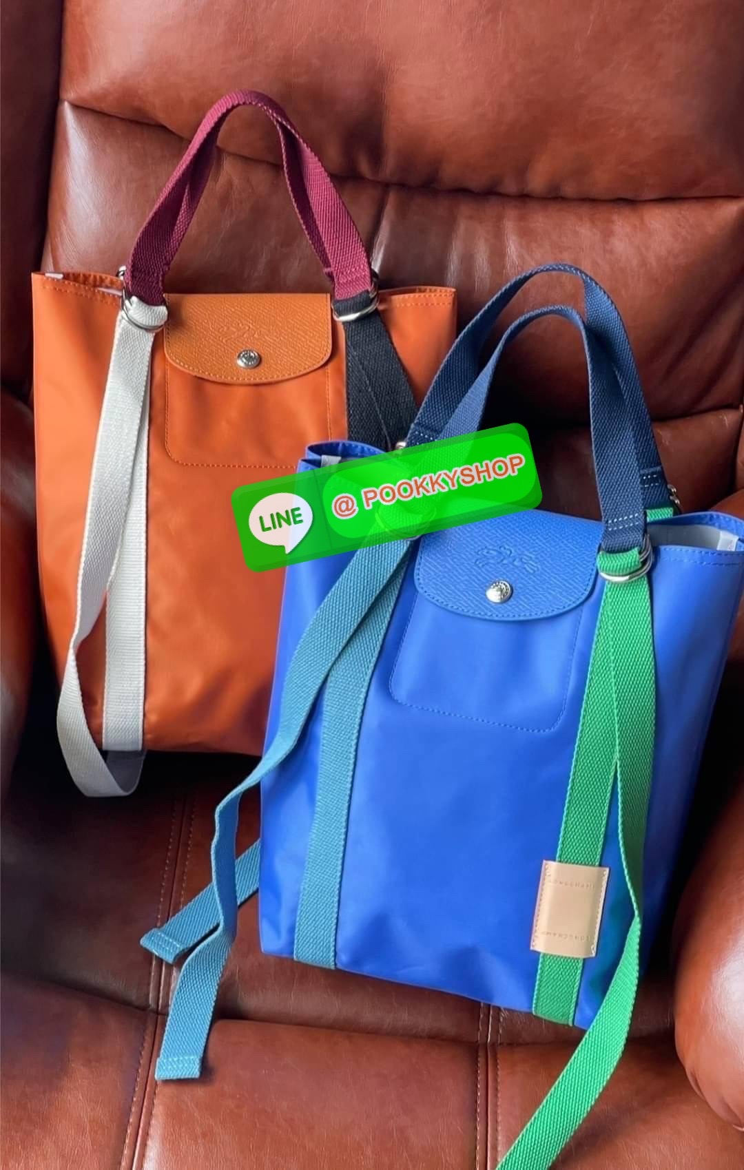 💕LONGCHAMP LE PLIAGE RE-PLAY Tote bag S เป็นอีกรุ่นที่น่าสนใจในการออกแบบ กระเป๋าโท้ทแนวตั้งที่กว้างขวางมีน้ำหนักเบา ใช้งานได้จริง ปิดด้วยกระดุมแป๊กและสามารถถือด้วยมือ สะพายไหล่ และสะพายข้างลำตัว Le Pliage Re-Play เวอร์ชันใหม่นี้ยังคงเติมชีวิตชีวา