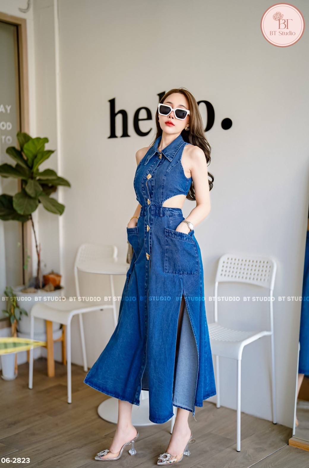 เดรสแฟชั่น เดรสยีนส์แขนกุดคอปกกระดุมหน้า เว้าเอวไปด้านหลัง ผ่าข้างสูงด้านหน้าทั้งสองข้าง