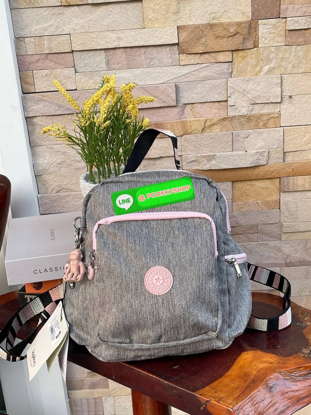 Kipling Escalus Medium Backpack กระเป๋าเป้สะพายหลังขนาดกำลังดี เก๋ไก๋สำหรับคุณผู้หญิงด้วยสีสันมาดลุคช์ที่ดูดีอย่าง white sand collection คุณสมบัติสุดทันสมัยที่สามารถกันน้ำจากวัสดุpolymide100% มีน้ำหนักเบาและใช้งานได้จริง ดีไซน์มาพร้อมกับความสะดวกสบายกับสา