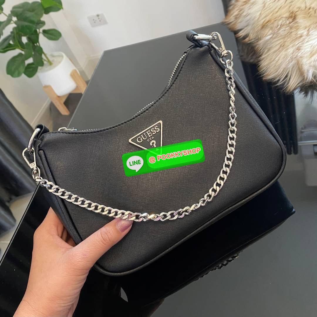 รุ่นใหม่ล่าสุด GUESS SHOULDER BAG ซื้อ1ได้ถึง2ไอเท็ม กระเป๋าพอชรูปทรงสวย เปิด-ปิดด้วยซิปด้านในโล่งกว้างมีช่องซิปใส่ของจุกจิก เพิ่มความน่ารักด้วย กระเป๋าใส่เหรียญใบเล็กทรงกลม เฝสามารถถอดใช้แยกได้ มาพร้อมสายโซ่สะพายไหล่ และสายสะพายยาวสามารถปรับระดับได้ฟรีไซ