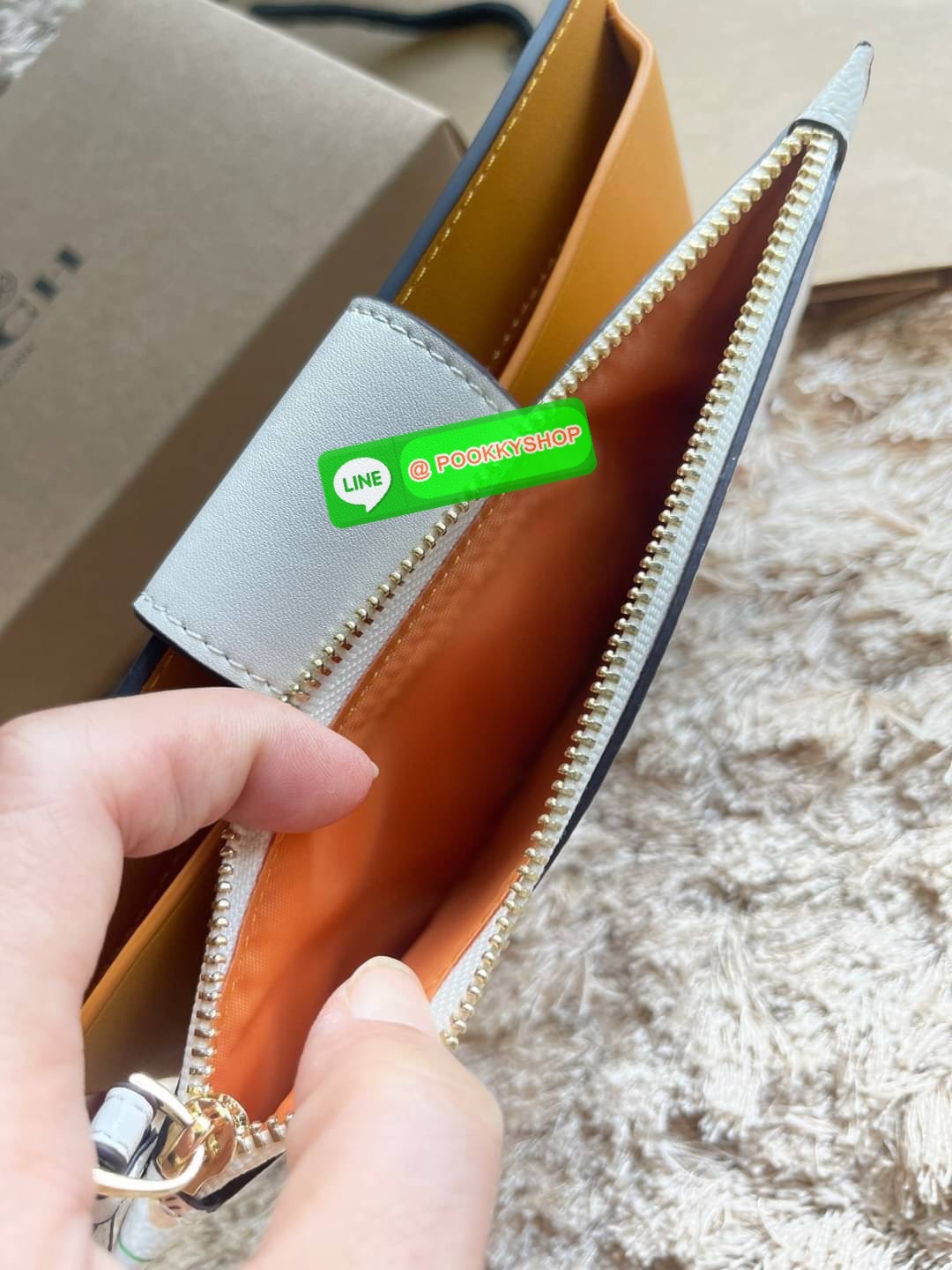 COACH TECH WALLET IN SIGNATURE CANVAS อีกหนึ่ง collection ของกระเป๋าสตางค์ที่ดีไซน์ทันสมัยให้ใช้งานได้แบบครบครัน เป็นกระเป๋าสตางค์ ที่มีช่องสำหรับใส่โทรศัพท์มือถือ ธนบัตร เหรียญ และบัตรต่าง ๆ ใช้งานแบบ2ด้าน เพิ่มความสะดวกสบายด้วยสายคล้องมือ ช่วยให้พกไปไหน