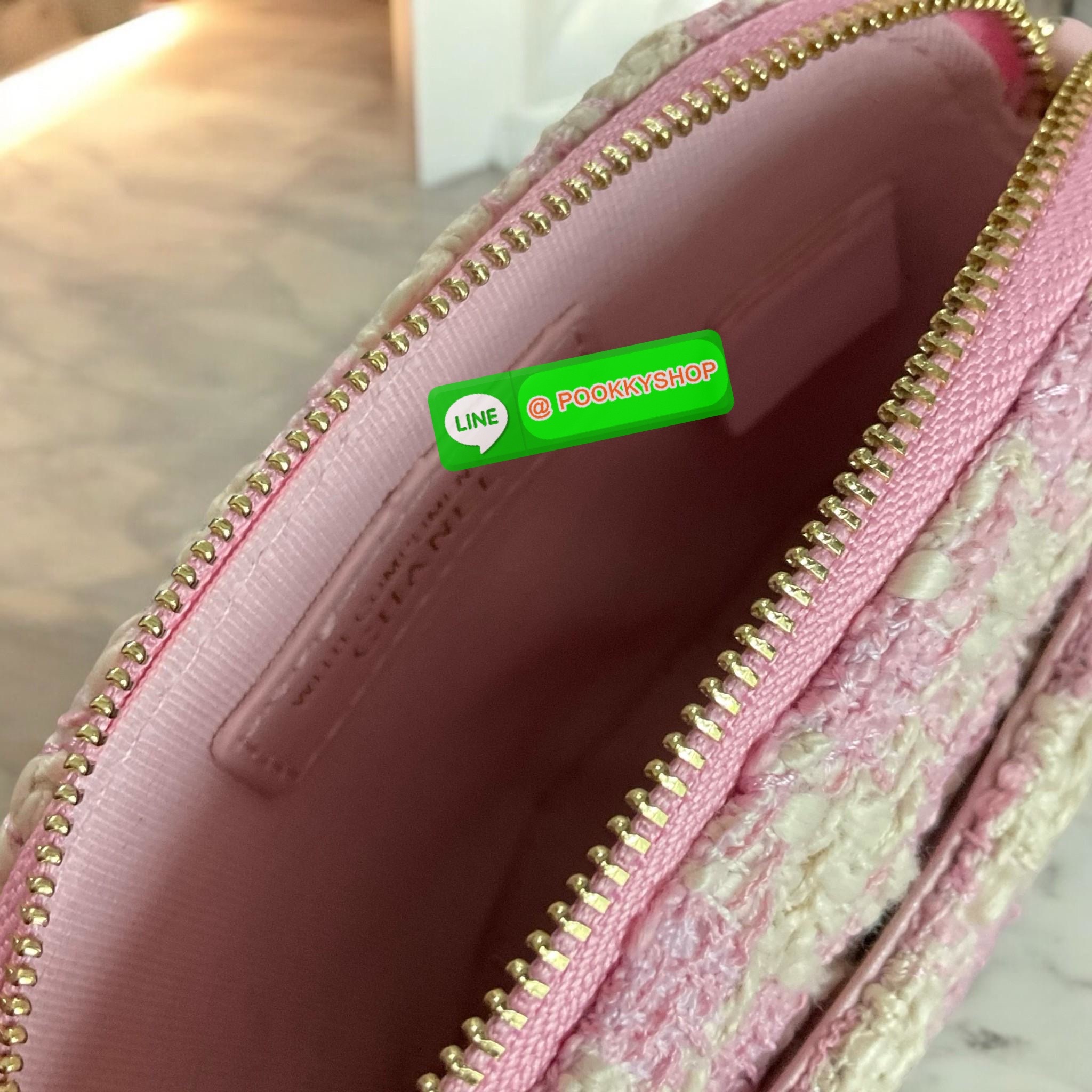 พร้อมส่งรุ่นใหม่! สายหวานมาแล้วกับกระเป๋าสะพายครอสบอดี้ CHANEL TWEET CROSSBODY WITH CHAIN BAG สินค้าสมนาคุณ ผ้าทวีตเต็มใบ ทรงสวยหรู ด้านหน้ามีโลโก้แบรนด์ CC สีทองหรู เปิดปิดด้วยซิป ด้านในใส่มือถือได้ทุกรุ่น ลิปสติก แบงค์พับ พร้อมช่องใส่บัตรหยิบได้สะดวก มา