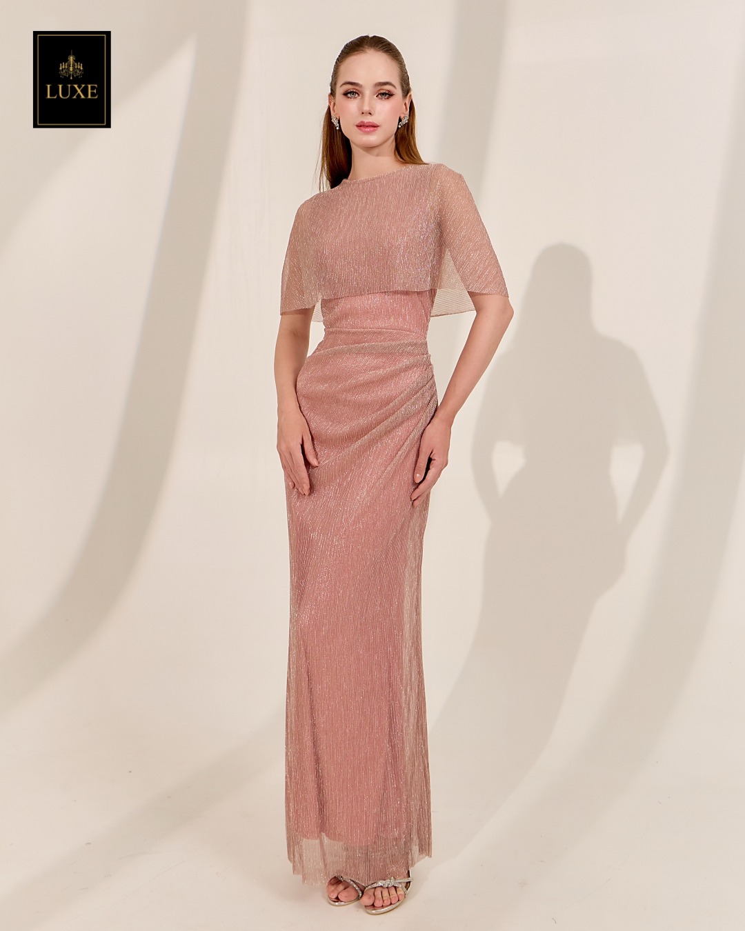 เดรสแฟชั่น เดรสเสื้อคอกลมแขนกุด ดีเทลเป็นเสื้อคลุมไหล่ในตัว กระโปรงทรงสอบจับเดรป