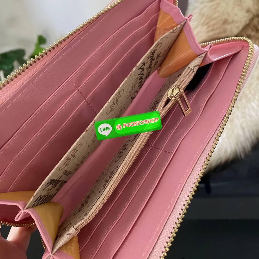 Guess Long Wallet กระเป๋าสตางค์ใบยาวซิปรอบหนังนิ่ม ด้านหน้าโดดเด่นด้วยกุญแจชื่อแบรนด์ รุ่นนี้มีสายคล้องมือมาให้ เพื่อใช้งานง่ายและสะดวกมากยิ่งขึ้น ด้านในมีช่องใส่ธนบัตร ช่องใส่บัตร และช่องซิปใส่เหรียญค่ะ