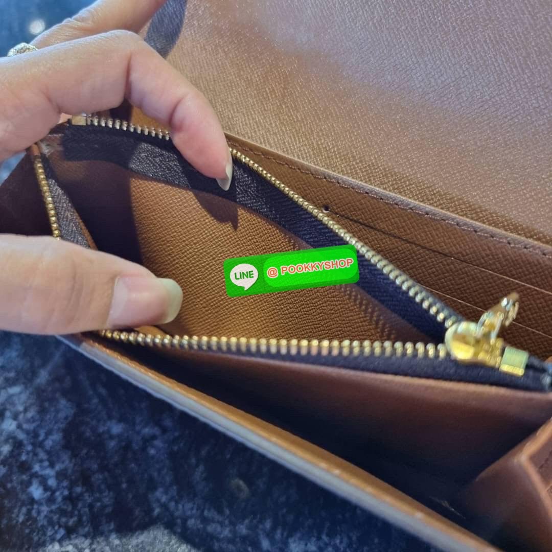 Hot item!! LV long flap wallet with gwp กระเป๋าสตางค์พรีเมี่ยมกิ๊ฟ เป็นไอเท็มสุดฮิต แบบฝาพับ ใช้งานสะดวกขึ้นกว่าเดิม รุ่น unisex ที่จะหนุ่มๆสาวๆ ก็ใช้ได้หมด!! ใบยาวขนาดกำลังเหมาะมือ ถือแล้วขับผิวทุกสี วัสดุหนังแคนวาส ทนทาน เปิด-ปิดด้วยกระดุม ภายในมีช่องใส