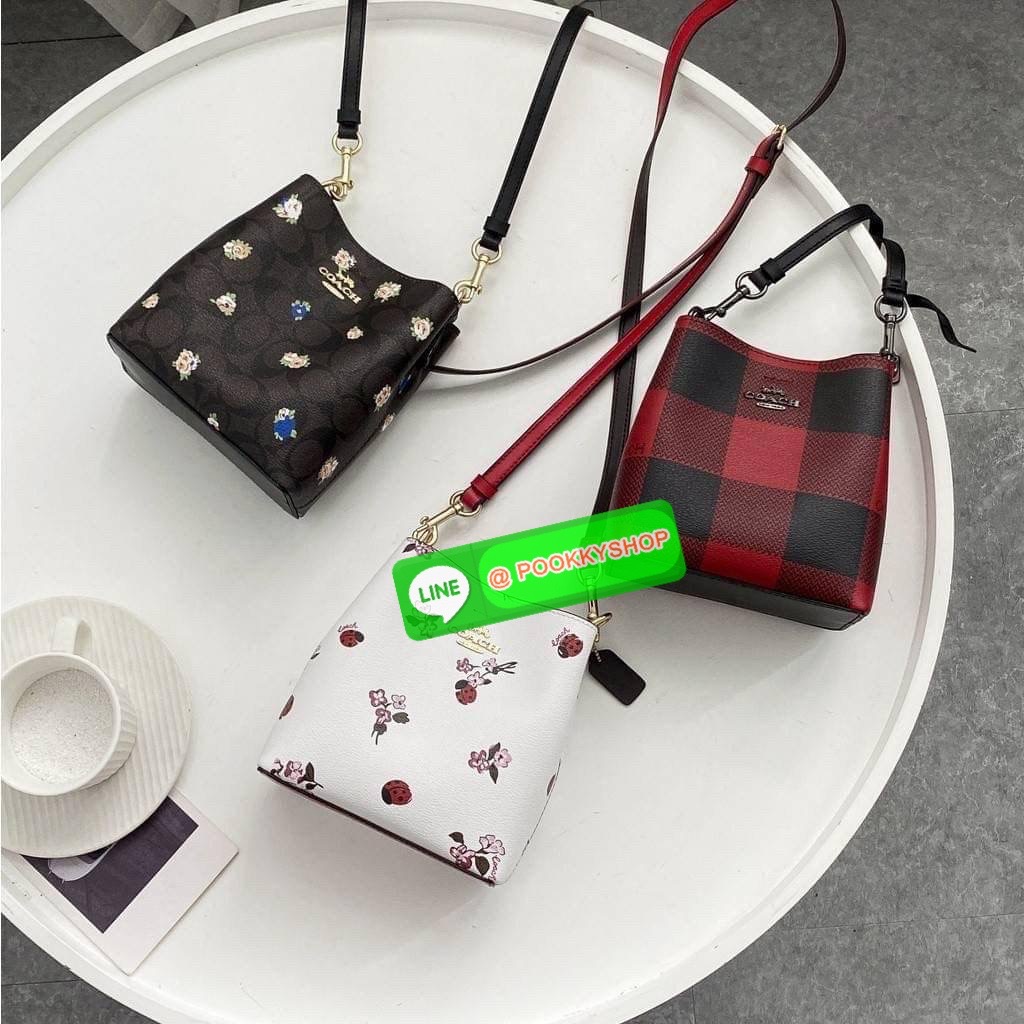 COACH 7267 MINI TOWN BUCKET BAG WITH BUFFALO PLAID PRINT คอลเลคชั่นใหม่ล่าสุด!! น้องสาวคนสวยมาแล้วจ้า สีแดงโดดเด่นต้อนรับเทศกาลคริสต์มาส 🎅🎄 กระเป๋าบัคเก็ต ไซส์มินิ ใบจริงน่ารักม้าก!! น่าใช้แบบที่สุด วัสดุหนังแคนวาสเคลือบลาย สวยคม เปิด-ปิดด