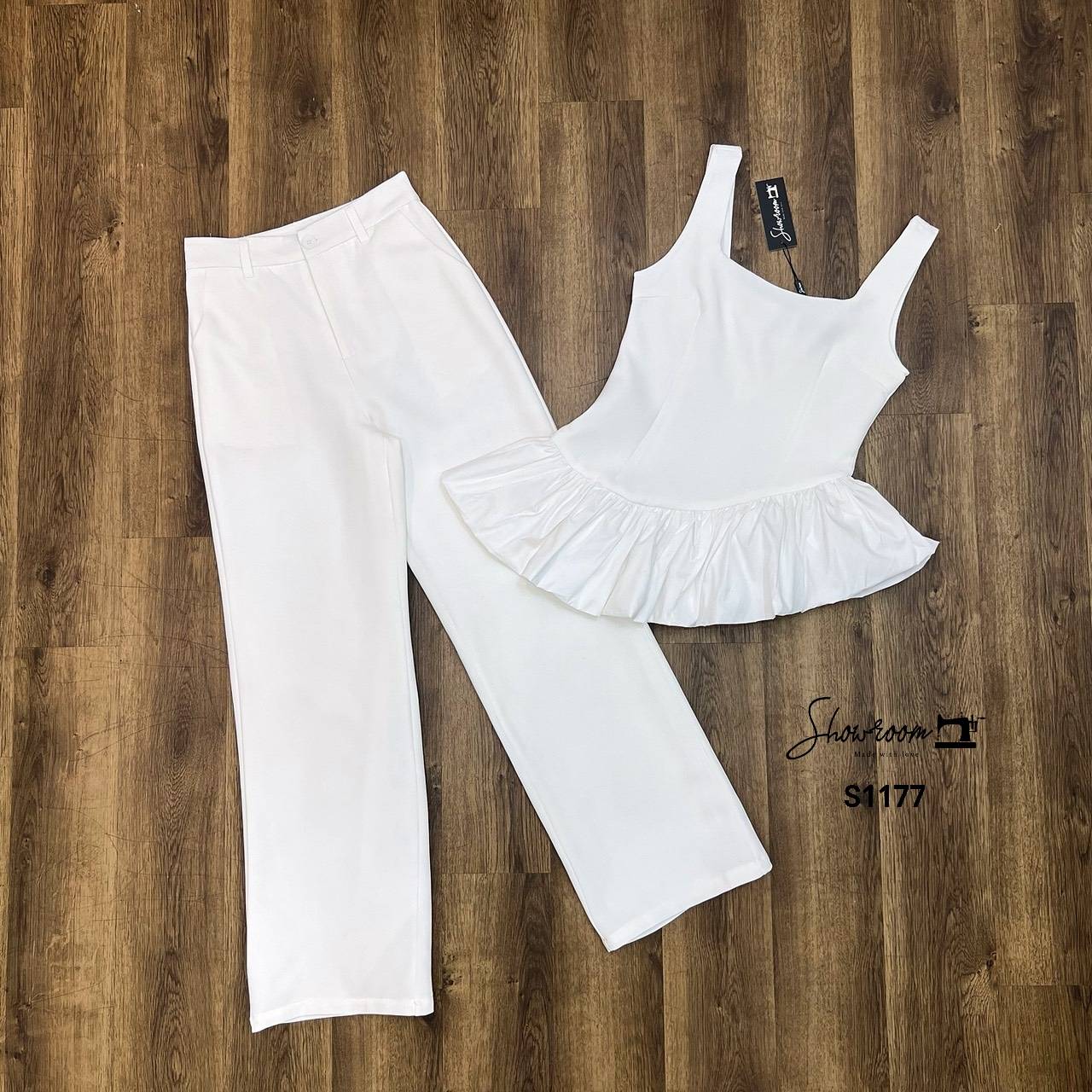 ชุดเซทแฟชั่น ตัวเสื้อชายตัดต่อระบายดูเก๋มาก กางเกงขายาวทรงสวย ใช้ผ้าอย่างดีในการตัดเย็บ