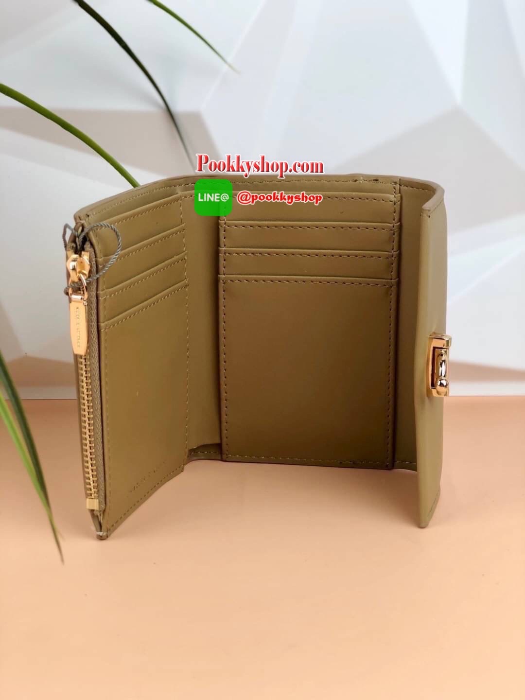 New arrival! Charles & Keith Metal Accent Mini Short Wallet กระเป๋าเงินใบสั้นทรงเก๋ วัสดุด้านหน้าตัวเปิดปิดดีไซน์แปลกตา ด้านในมีช่องซิปใส่เหรียญ ช่องใส่บัตร 6 ช่อง และช่องใส่ธนบัตรตามยาว ใส่แบงค์พันได้ไม่ต้องพับค๊า รุ่นนี้สวยทุกสี เหมาะกับสาวที่ชอบใช้กระเ
