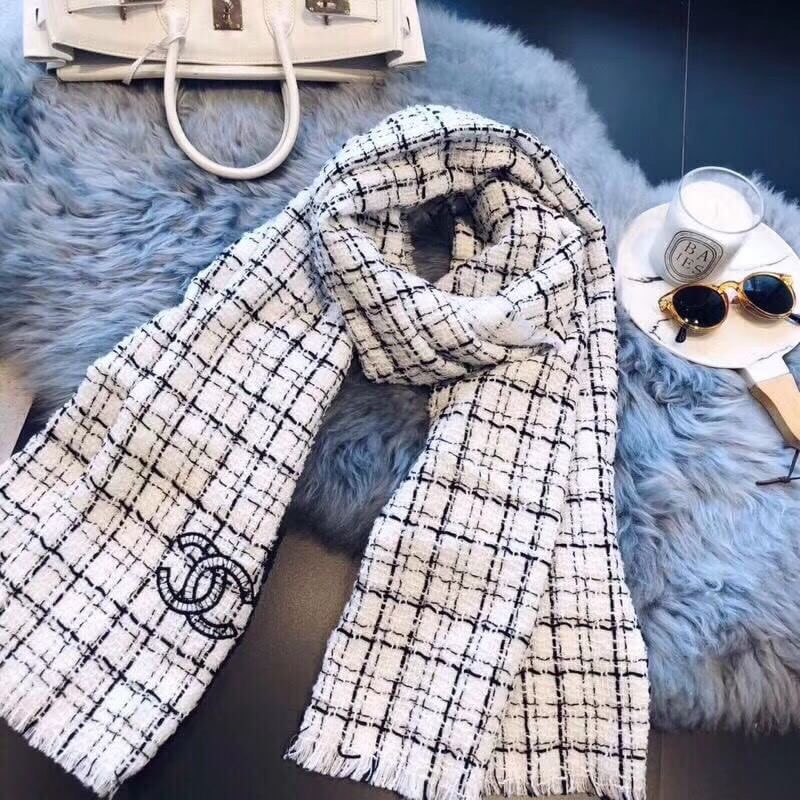 ราคานี้หาซื้อที่ไหนไม่ได้แล้ว พลาดแล้วจะเสียใจพูดเลยยคร้าา!! ของถูกและดีมีที่ร้านนี้จริงๆค่ะ Brand: CHANEL New ARRIVAL ผ้าคลุมไหล่ ผ้าพันคอ CHANEL คอเลคชั่นใหม่ปี 2018 ผ้า wool เนื้อดี เนื้อหนา นุ่ม ทอลาย ปักรูปสัญลักษณ์แบรนด์ ลายคมชัดค่ะ หนาวนี้ห้ามพลาดน