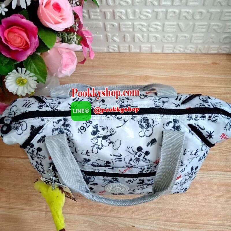 Disney's® 90 Years of Mickey Mouse Handbag 👍 รุ่น ART size M 👍กระเป๋าผ้าคิปลิงสะพายไหล่ได้ ครอสบอดี้ได้ มีสายยาวให้ 👍สามารถปรับสไตล์กระเป๋าได้2รูปแบบ เป็นtote หรือเก็บหูกระเป๋าก็ได้ 👍ช่องใหญ่ใส่ของได้จุ เปิดปิดด้วยซิป