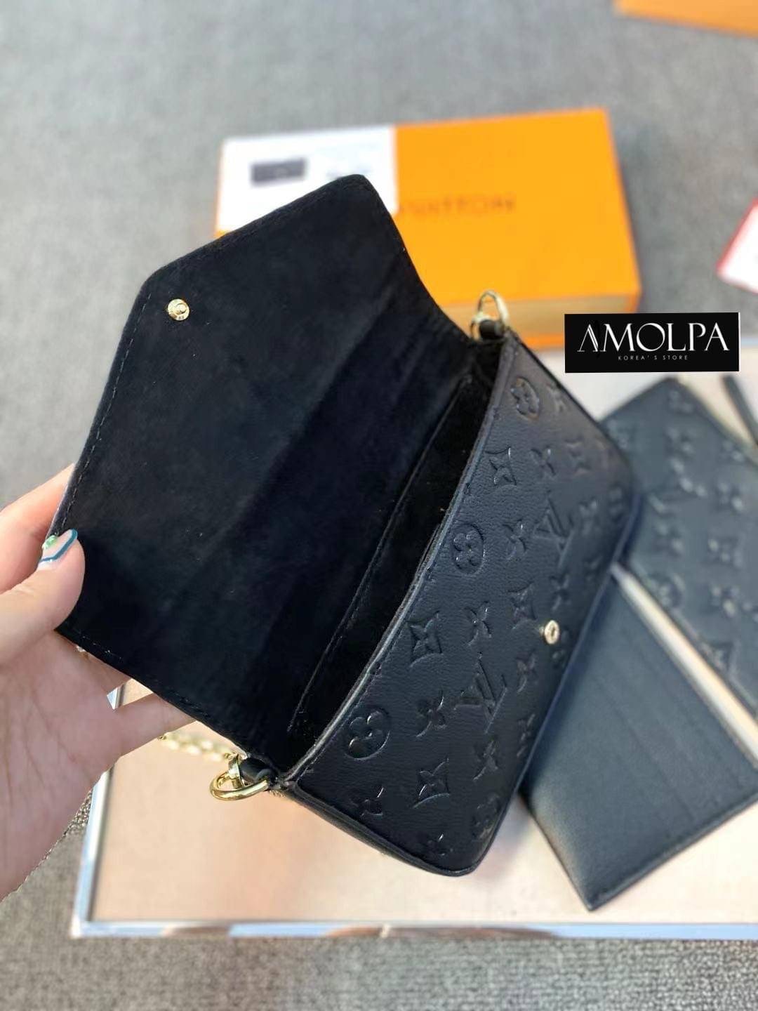 กระเป๋า LV CROSS BODY BAG มาพร้อมกล่อง และถุงผ้า ใบสวย หรูมากกก สวยยม๊ากกก งานเหมือนแท้ม๊ากก เป็นของฝากของขวัญผู้รับถูกใจแน่นอน หรือ ใช้เองครบสี ก็เก๋ๆ อยู่นะเตงงงงง