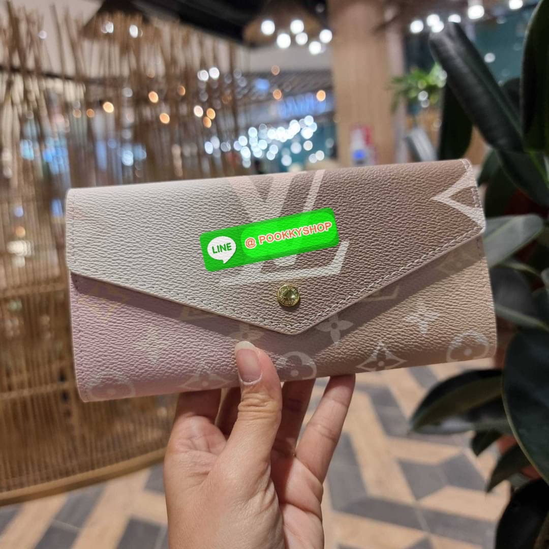 NEW IN!! LV long flap wallet with gwp กระเป๋าสตางค์พรีเมี่ยมกิ๊ฟ แบบพับ ดีไซน์ล่าสุด หวานๆสวยๆ น่าใช้มาก ใบยาวขนาดกำลังเหมาะมือ ถือแล้วขับผิว โดดเด่นด้วยสไตล์การไล่เฉดสีโทนละมุน ดูโดดเด่นไม่เหมือนใคร วัสดุหนังแคนวาส ทนทาน เปิด-ปิดด้วยกระดุม ภายในมีช่องใส่