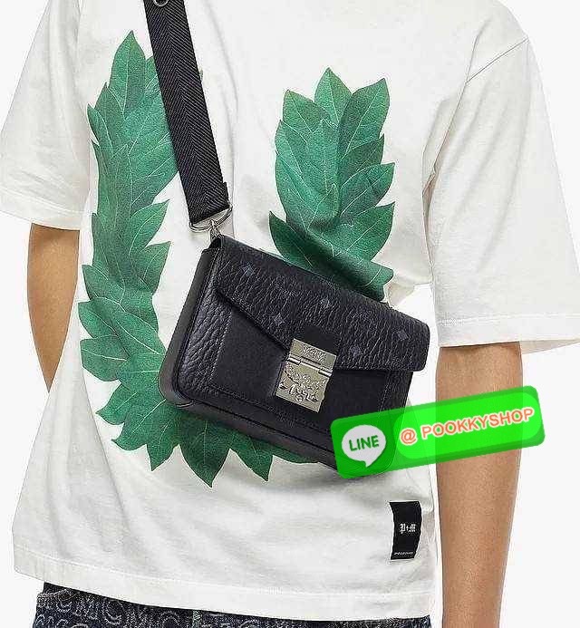 MCM SMALL MILLIE CROSSBODY IN VISETOAS กลับมาแน่นๆกับไอเท็มสุดฮิต!! ดาราเซเลปใช้กันเพียบ กระเป๋าสะพายข้าง ดีไซน์กึ่งสปอร์ต แต่แฝงความหรูในตัว ใช้งานง่ายด้วยขนาดที่พอเหมาะ และสายสะพายสปอร์ตที่สะพายคาดได้สะดวก จะสะพายข้าง สะพายแบบคาดอก ก็ดูดีไปหมด เปิด-ปิดด