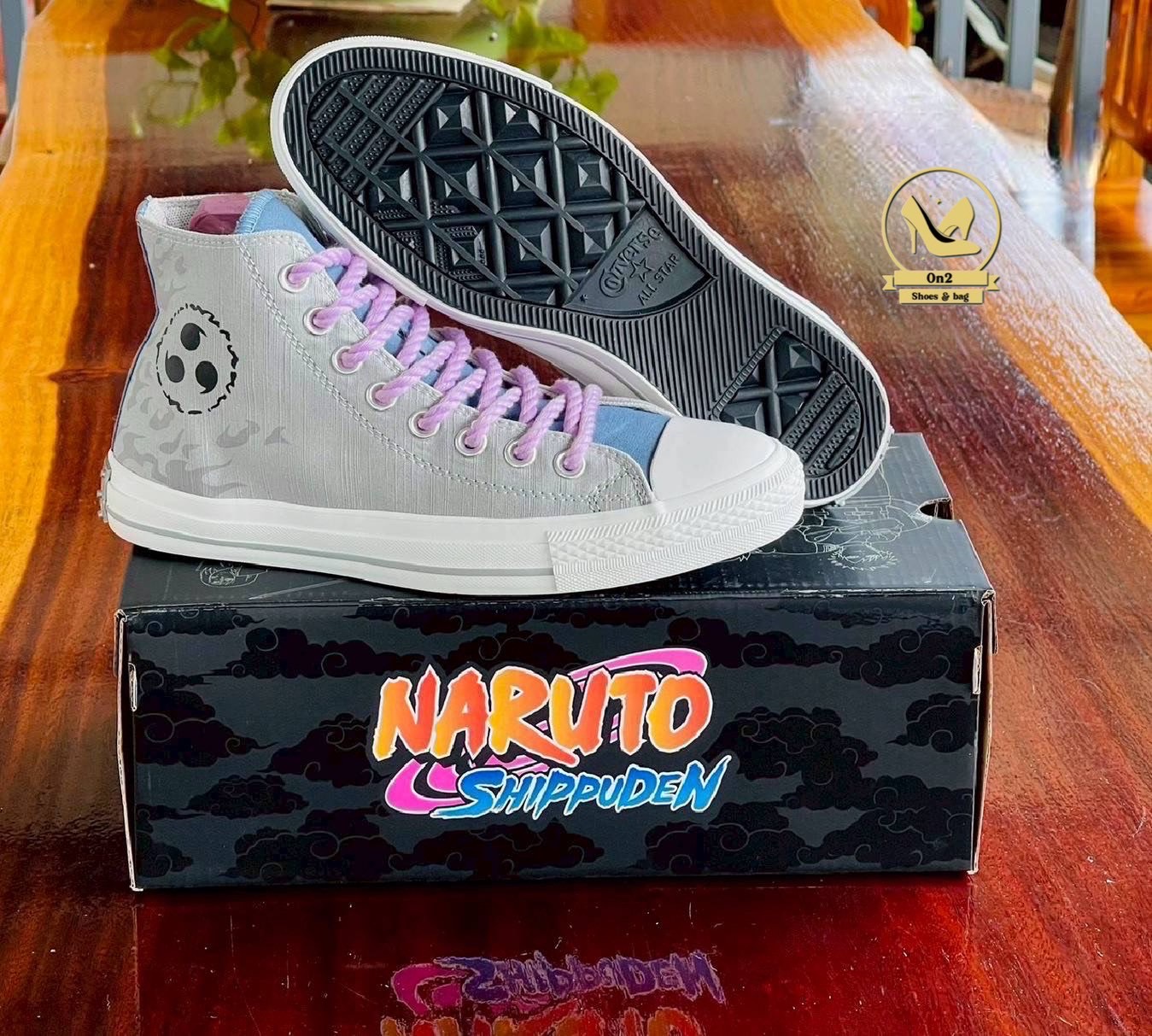 รองเท้าคอลแลบระหว่าง Converse กับแอนิเมะ Naruto Shippuden ซึ่งออกแบบมาโดยเฉพาะ โดยแต่ละรุ่นจะได้แรงบันดาลใจจากตัวละครต่าง ๆ เช่น Naruto, Sasuke, Gaara ฯลฯ ที่ถูกถ่ายทอดผ่านสีสันและลวดลายบนรองเท้าอย่างชัดเจน ถ้าคุณเป็นแฟนของ Naruto และอยากได้รองเท้าที่สวย