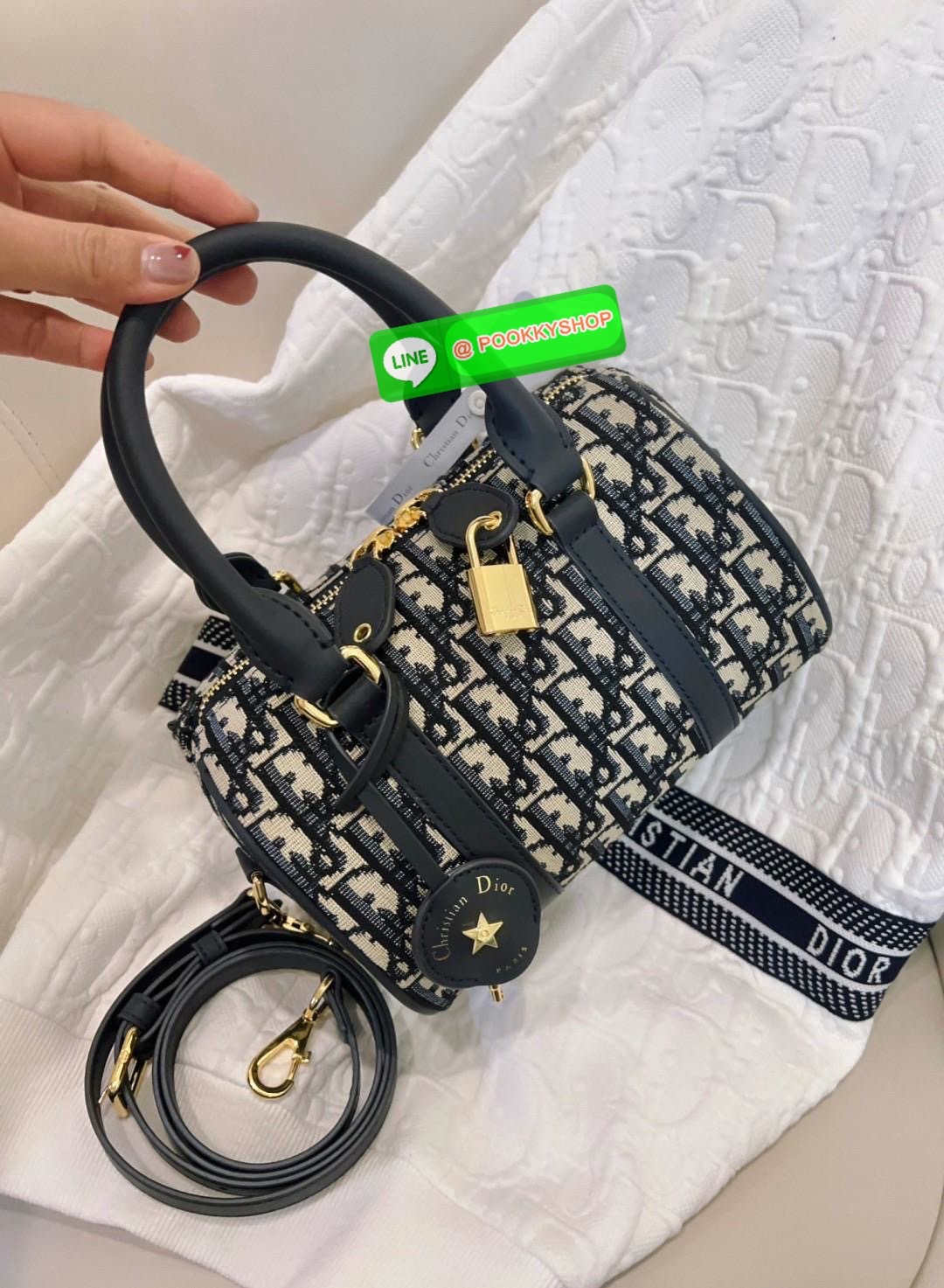 ต้องบอกว่าใบจริงสวยมากๆกับรุ่นนี้ ไม่ผิดหวังแน่นอน DIOR GROOVE BAG 2025 🔖มีไม่มากแล้วน๊าา หมดแล้วหมดเลย ใบกลาง สวยตามๆเซเลปในไทยและ ตปท.กันเลยค่ะ กับกระเป๋าจากDior วัสดุJacquard ทอลายแบรนด์ตัดขอบด้วยหนังแท้เนื้อแมทสุดคลาสสิค