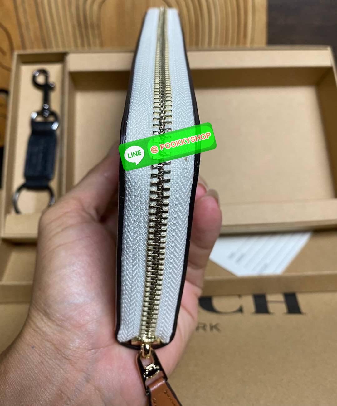 COACH ACCORDION ZIP WALLET IN SIGNATURE CANVAS กระเป๋าสตางค์ใบยาว ซิปรอบ ใช้งานง่าย ด้วยฟังค์ชั้น ด้านใน ใส่บัตรได้จุใจ มีช่องซิปใส่เหรียญตรงกลาง โดนใจหลายๆคนไปเรียบร้อยและคลาสสิค เรียบหรูดูแพงตลอดกาล ยกให้รุ่นนี้เลย