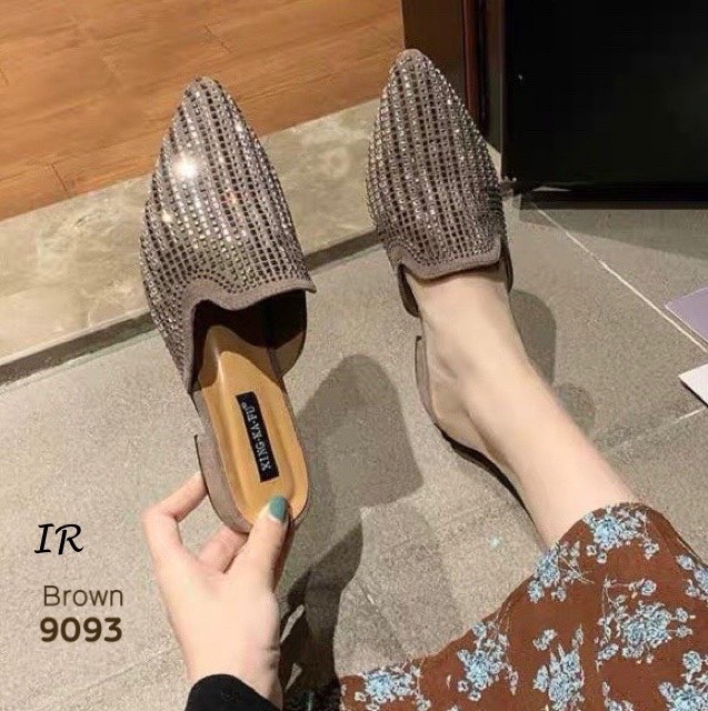 แบบขายดี!! พร้อมส่ง กรี๊ด!!! สลบ อัพเลเวลของคุณให้ดูสวยเก๋ยิ่งขึ้นด้วยคุ่นี้ สลิปเปอร์หนังกำมะหยี่ติดเพชรวิ้งๆทรงหัวแหลมสวยมาก ส้นสูง 1 นิ้ว ไม่เตี้ยจนเกินไป สวมใส่แล้วเก๋อย่าบอกใครเชียว