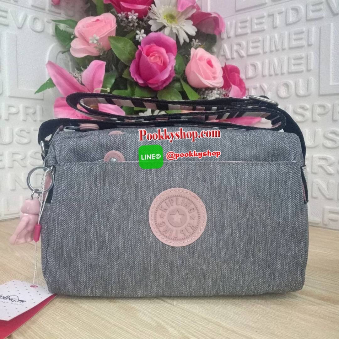 KIPLING Mini Crossbodybag กระเป๋าสะพายข้างขนาดกะทัดรัด ผลิตจากวัสดุ Nylon+ Polyester100% มีช่องใช้งานแยกย่อยมากถึง 4 ช่อง -ด้านหน้ามีช่องซิป 2 ช่อง -ช่องหลักโล่ง กว้าง จุของใช้ได้เยอะ -ด้านหลังมีช่องซิปอีก 1 ช่อง มาพร้อมพวงกุญเเจลิง สายสะพายยาวสามารถปรับไ