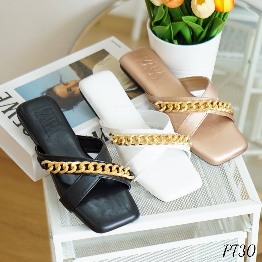 พร้อมส่ง แบบเข้าใหม่ค๊า รองเท้าทรงสวมหน้าไขว้ แต่งโซ่ทอง งานสวยมากกกก เก็บทรงดี หนังนิ่ม ใส่ง่าย เดินสบาย แมตกับเสื้อผ้าได้ทุกชุด งานพื้นเสริมฟองน้ำหนา ทำให้เวลาใส่นุ่มนิ่มมากกกก ร้านการันตีเลยว่า คู่นี้ เป็นรองเท้าที่ สวย นุ่ม ใส่สบายที่สุดค๊า