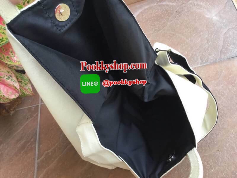 New Arrival!! Anello Cotton Canvas 2WAY Tote Bag คอลเลคชั่นล่าสุด สวยเก๋กับลูกเล่นของโลโก้แบรนด์ที่มีตัวOอักษรสุดท้ายเป็นหูจับ สีลโก้ดูโดดเด่น วัสดุผ้าคอตตอนแคนวาส เปิดปิดด้วยกระดุมแม่เหล็ก ภายในกว้างและลึก มี1ช่องซิปเก็บของสำคัญ สายสะพายปรับความยาวได้ฟรี