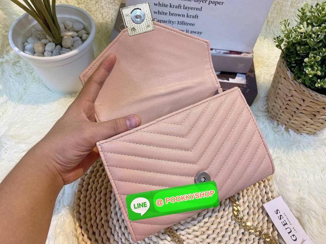 GUESS กระเป๋าสะพายทรงน่ารัก สวยอยู่ทรง ขนาดกำลังดี น้ำหนักเบา ด้านหน้ามีโลโก้แบรนด์อะไหล่ทอง โซ่ห้อยด้านหน้าไม่ชอบ สามารถถอดได้ เปิดปิดด้วยกระดุมแม่เหล็กสะดวกใช้ ภายในมี 1 ช่องย่อย และ 1 ช่องซิปเล็ก