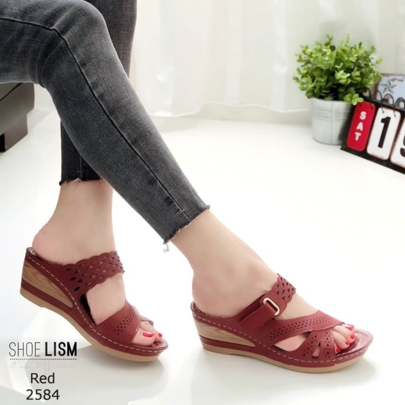 สินค้าพร้อมส่ง บอกรักแม่ด้วยคู่นี้ได้เลยจ้า รองเท้าส้นเตารีดเพื่อสุขภาพ ใส่ได้ทุกวัย รองเท้าลำลองทรงสวม วัสดุหนังพียูฉลุลาย แบบเกร๋ๆ งานเย็บรอบบอดี้ พื้นบุนวมนุ่ม วันปีใหม่นี้มอบให้คุณแม่ได้จ้า พร้อมส่งความงามถึงบ้านคุณคร้า