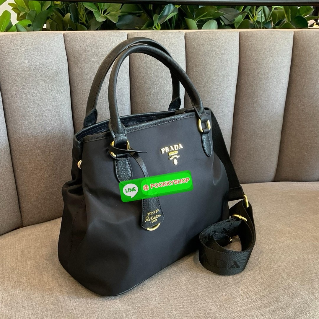 ✨ NEW ARRIVALS!! เข้าใหม่กับกระเป๋าถือ ทรงยอดฮิตจากแบรนด์ PRADA อะไหล่ทองทั้งใบ วัสดุทำจากผ้า NYLON ด้านในเปิดปิดด้วยซิป มีช่องซิปช่องแยกและช่องใหญ่ แบ่งเก็บของได้เป็นสัดส่วน ขนาดกำลังดี ใส่ของได้หลากหลาย ใส่กระเป๋าสตางค์ยาวด้านข้างมีกระดุมสามารถปร