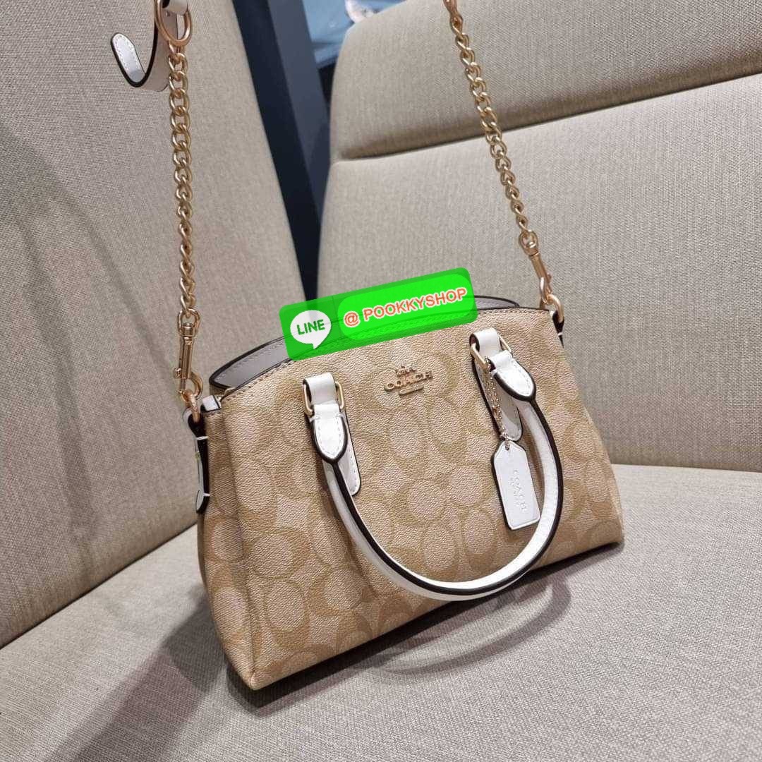 COACH F29434 MINI SAGE CARRYALL IN SIGNATURE CANVAS รุ่นยอดฮิต!! ที่สุดของกระเป๋าสะพายขายดี ต้องทรงถังมินิรุ่นนี้ วัสดุหนังแคนวาสเคลือบลาย สวย คลาสสิค มาพร้อมสายสะพายข้างและหูหิ้วในตัว ถอดออกถือคล้องแขนเก๋ๆ หรูๆยังได้ ภายในเป็นช่องโล่ง แบ่งสัดส่วนอย่างดี