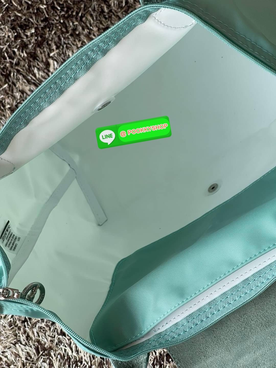 LONGCHAMP LE PLIAGE GREEN Shoulder bag S กระเป๋าใบนี้ดึงดูดใจคุณด้วยรูปทรงมินิมอลและกะทัดรัด หูกระเป๋าที่ยาวช่วยให้คุณสะพายไหล่ได้อย่างสบาย การปิดด้วยซิปช่วยให้มั่นใจได้ว่าสิ่งของทั้งหมดของคุณปลอดภัย Longchamp ดึงแรงบันดาลใจจาก origami สร้าง LE Pliage Gre