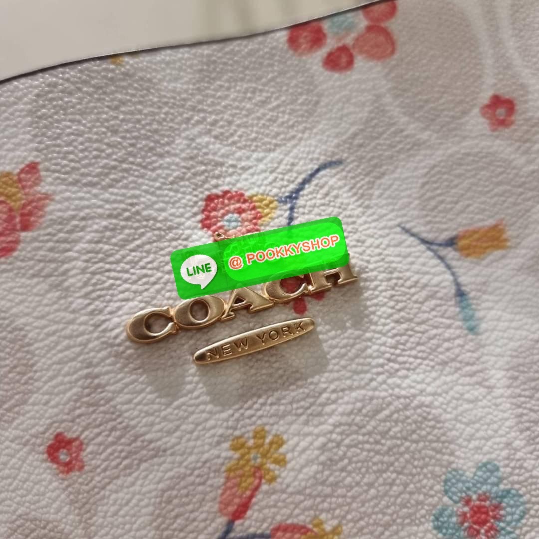 COACH C8612 MOLLIE TOTE IN SIGNATURE CANVAS WITH MYSTICAL FLORAL PRINT กระเป๋าทรงโท้ท ใบใหญ่จุใจ สวยคุ้มค่าดีไซน์ใหม่ น่าใช้ที่สุด วัสดุหนังแคนวาส หูสะพายในตัว ปรับได้อีกเล็กน้อย ภายในโล่งกว้างมาก มีช่องซิปแยกให้ ใบนี้สามารถใส่เสิ้อผ้าไปเที่ยวแบบ short va