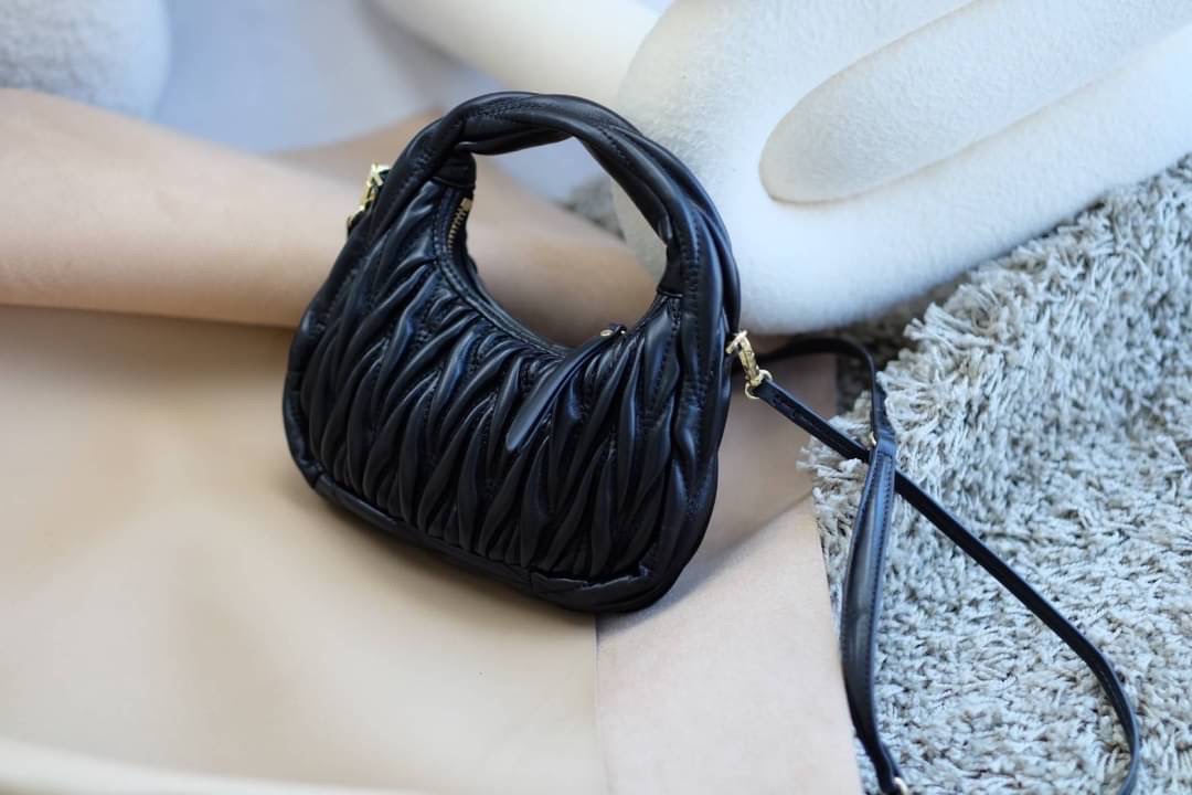 (N)(E)(W) MIU MIU ทรงนี้ฮิตมาก ดาราเซเลปใช้กันเยอะมาก ทรงสวยงานตัดเย็บอย่างดี มีสายสะพายยาว ใส่โทรศัพท์ได้สบายๆ เหลือที่ใส่ของอีกเยอะ มาพร้อมส่ง 4 สี สวยทุกสี