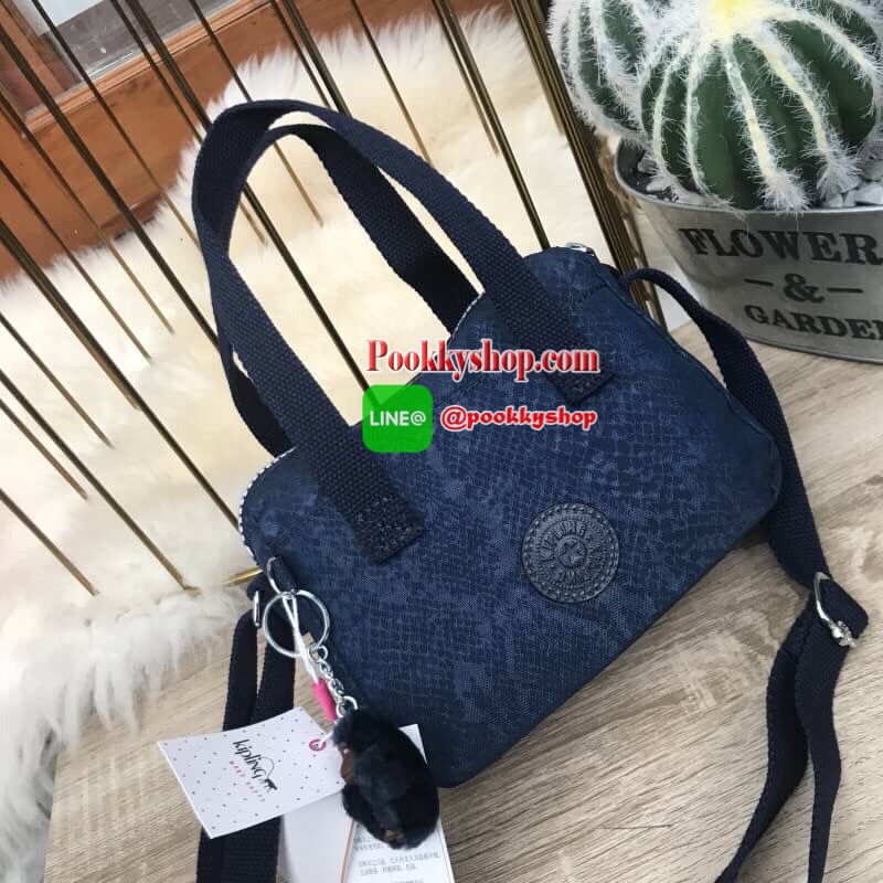 รุ่นหายาก Mini square สุดน่ารักจากแบรนด์ Kipling กระเป๋าผ้าเอกลักษณ์ น้ำหนักเบา ช่องเก็บของเยอะ ตอบโจทย์ทุกการใช้งาน มีพวงกุญแจลิงห้อยเข้ากับ Collection ภายใน มีช่องซิปและ ช่องใส่มือถือ ใบนี้ น่ารักมากคะ คอนเฟิร์ม!!!