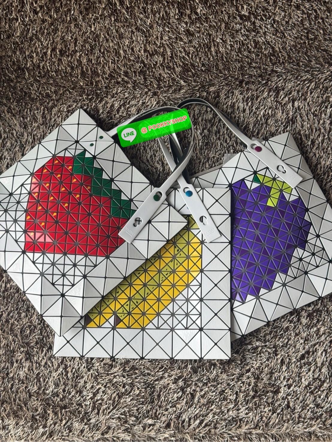 Baobao issey miyake Fruit กระเป๋าโท้ทซีรีย์รุ่นนี้มีลวดลายผลไม้น่ารัก ชิ้นส่วนตรงกลางถูกแทนที่ด้วยชิ้นส่วนต่างๆ ทําให้เกิดลวดลายดูมีมิติ เป็นขนาดที่เหมาะกับเอกสาร A4 และแล็ปท็อปขนาด 13 นิ้ว นอกจากนี้ยังมีกระเป๋าซิปด้านในที่สะดวกสําหรับจัดเก็บสิ่งของมีค่า